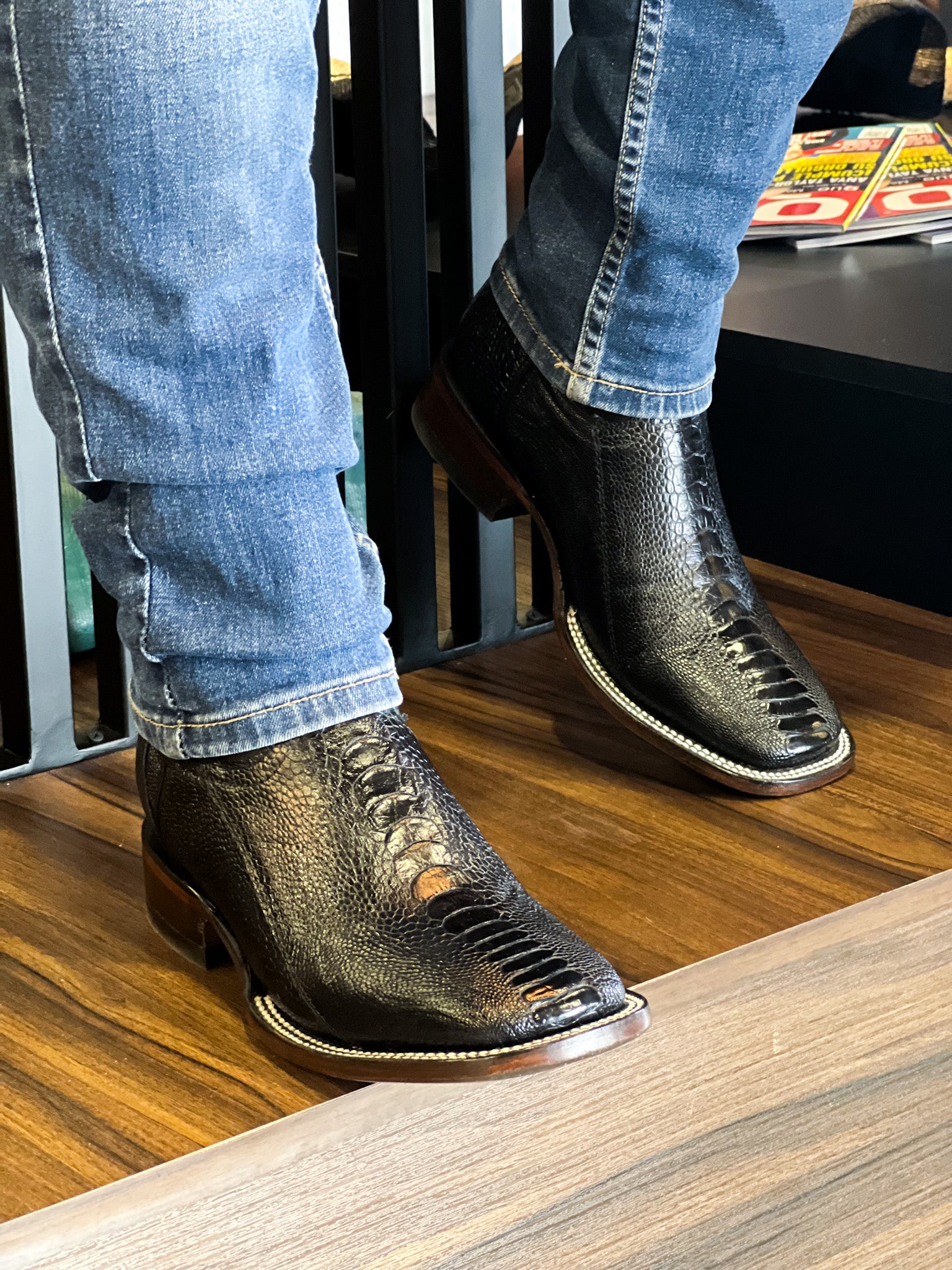 Bota Vaquera Bulldog Pata de Avestruz Negro