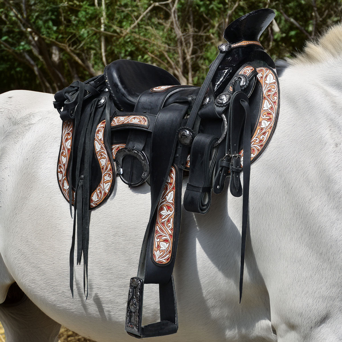 Montura charra fuste laqueado negro guardas cinceladas