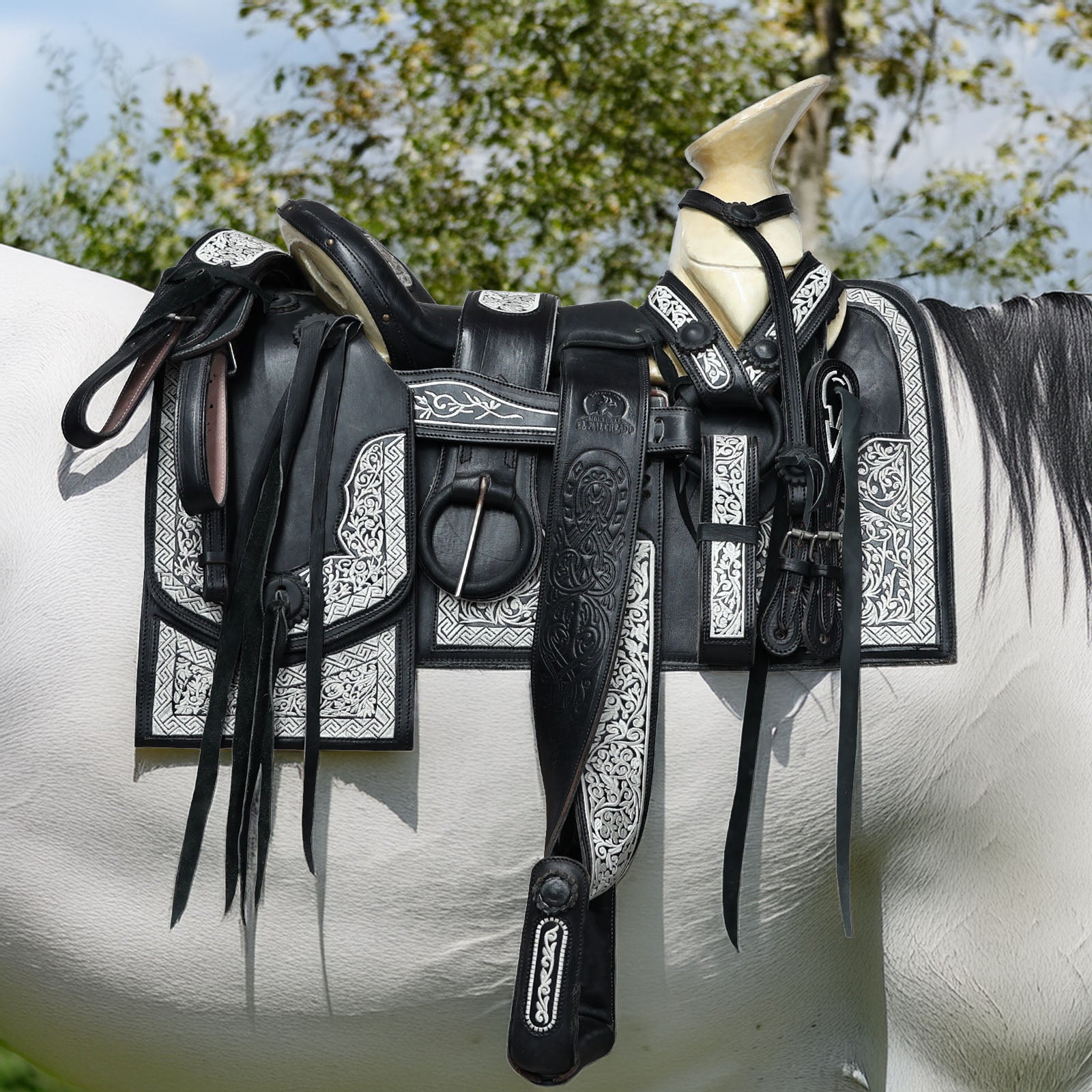 Montura charra fuste natural bordada